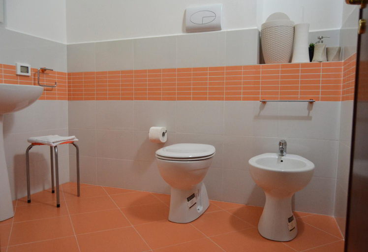 Bathroom, Palazzo Graziano, Palermo