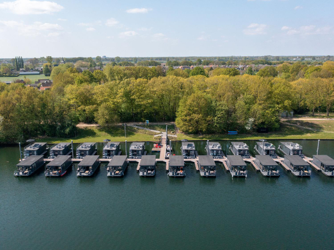 Others 4, Houseboat Mookerplas with a view, Mook en Middelaar