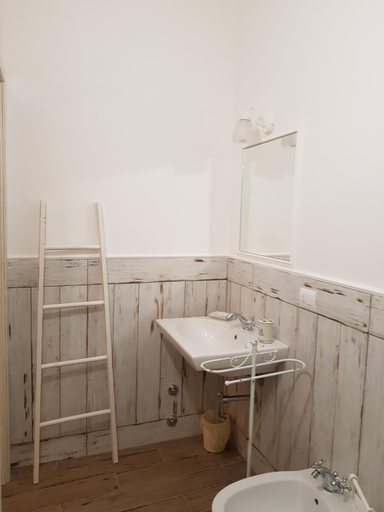 Bathroom 2, Casale Cisanello, Pisa