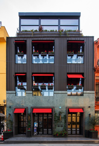 Exterior & Views