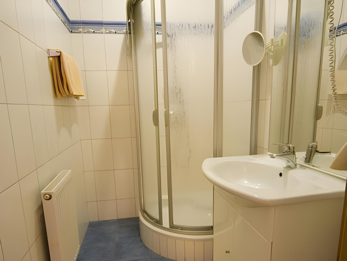 Bathroom 3, Der Dorfwirt, Perg
