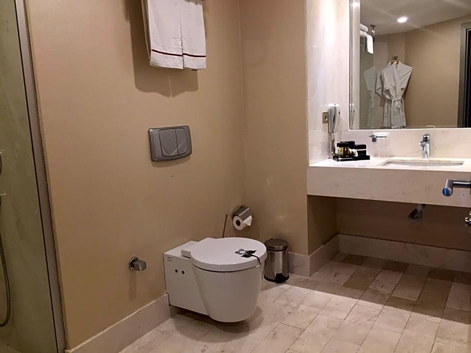 Bathroom 5, Taksim Gonen Hotel, Beyoğlu