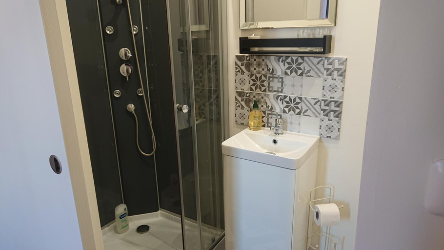 Bathroom, Le Black Dog Pub - Chambre d'hotes avec Bar Restaurant, Morbihan
