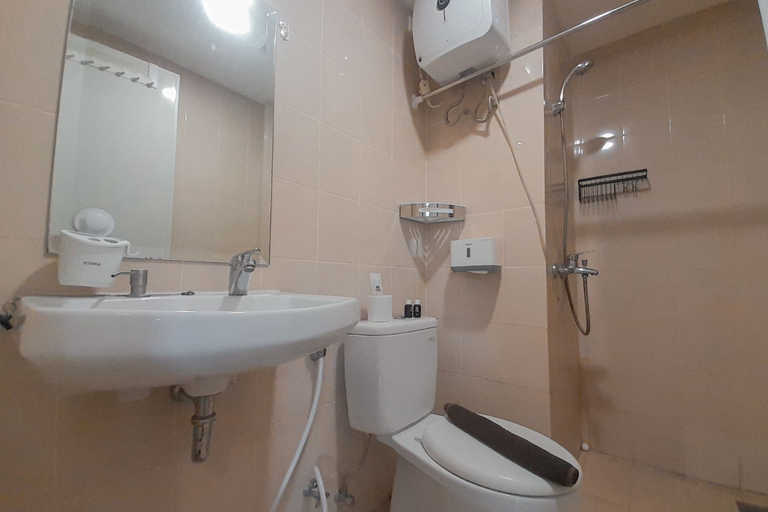 Bathroom 5, Simple and Homey 2BR at Parahyangan Residence Apartment By Travelio, Bandung