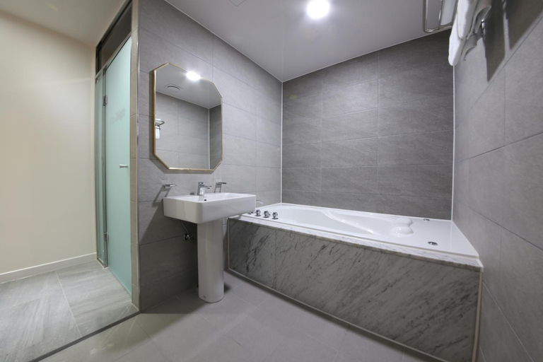 Bathroom 5, Two Nights Business Hotel, Jeonju