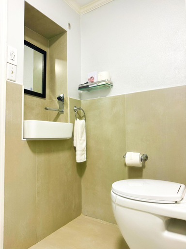 Bathroom 3, Studio, 100 feet from the beach