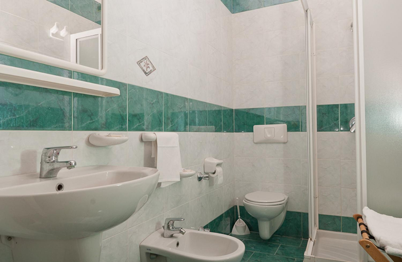 Bathroom 4, Hotel Del Postiglione, Napoli