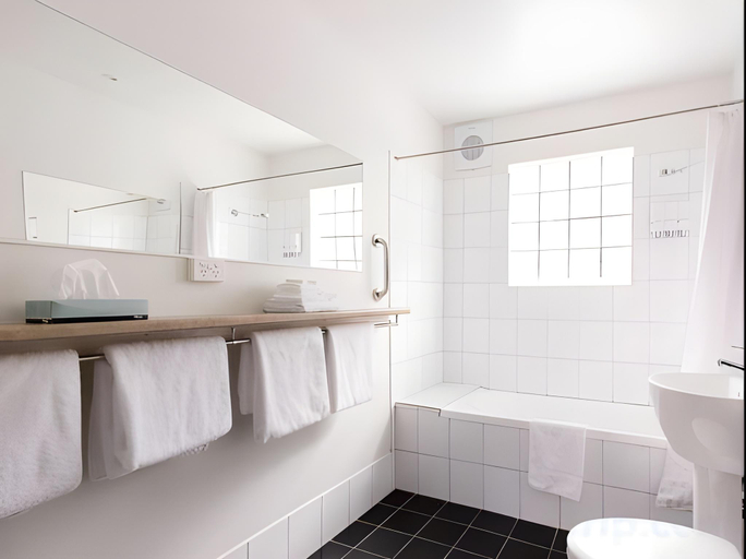 Bathroom 3, Bay Hotel Apartments, Hobart