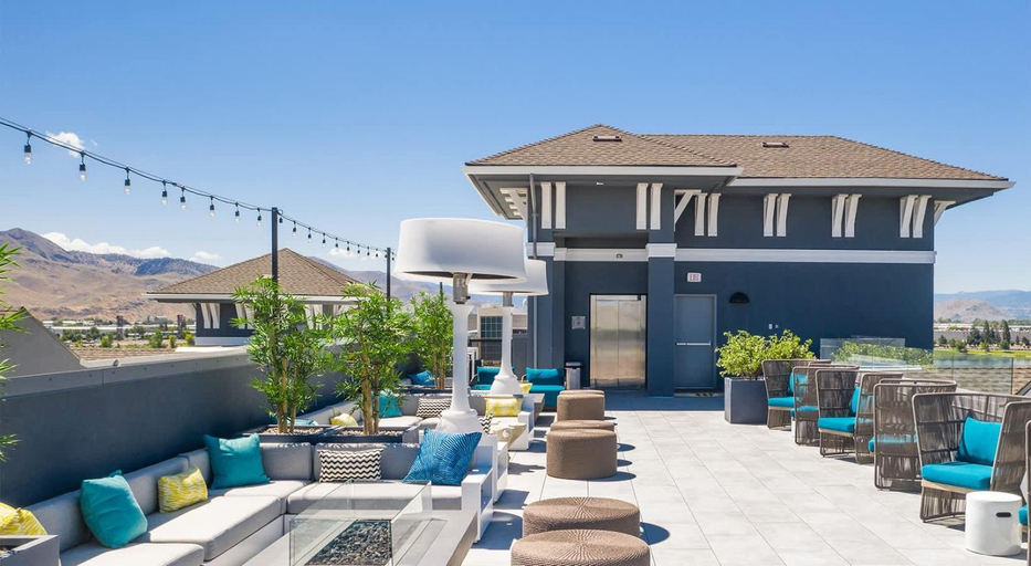 Food & Drinks 5, Designer Apt with Jacuzzi Sky Lounge Gym Access, Washoe