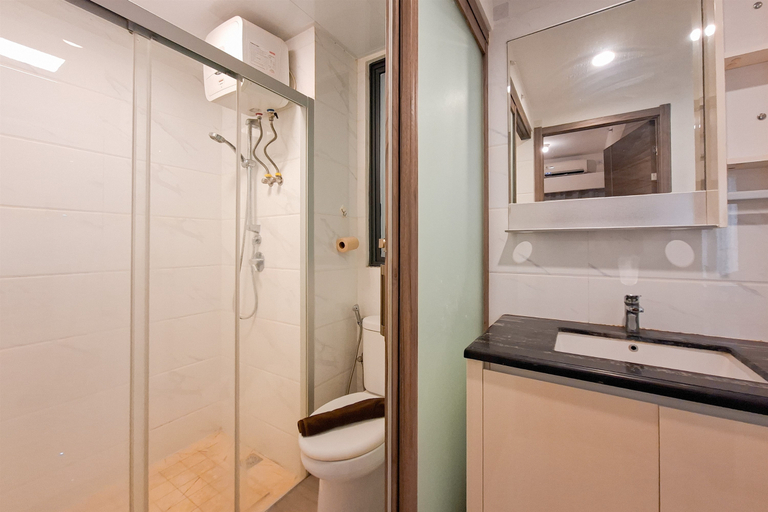 Bathroom 5, Cozy and Pool View 2BR at Sky House BSD Apartment By Travelio, Tangerang Selatan