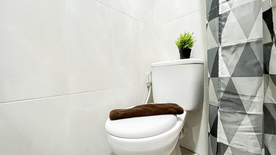 Bathroom 5, Simple Comfort Studio at Apartment Evenciio Margonda By Travelio, Depok