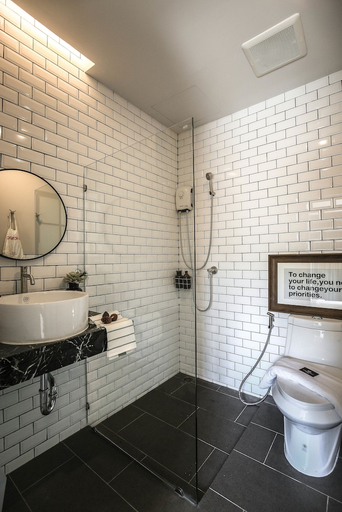 Bathroom 4, Sugar Ohana Poshtel, Phuket Island