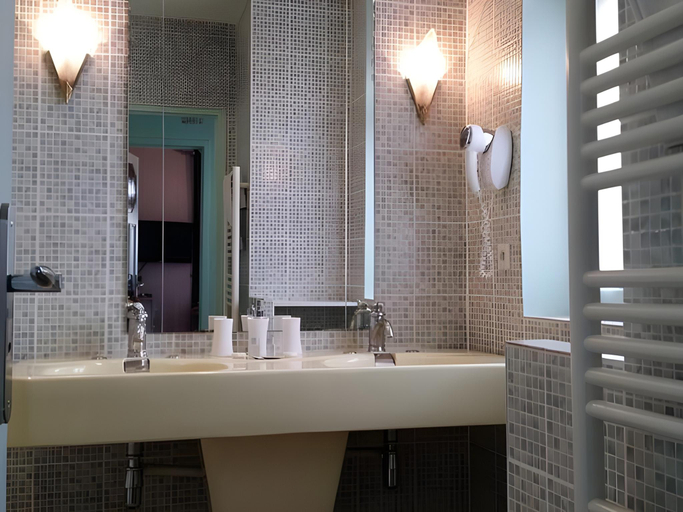 Bathroom 4, Le Castel Guesthouse, Calvados
