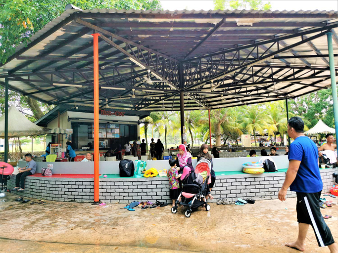 Food & Drinks 5, FREE 4 WATER THEMEPARK Tickets & WiFi Melaka Stay, Malacca City