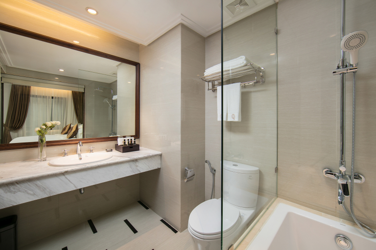 Bathroom 5, THE Q Hotel, Ba Đình