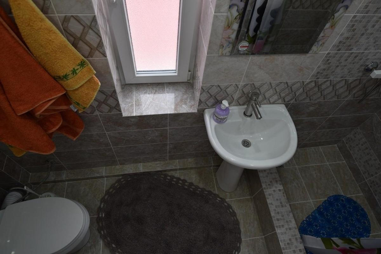 Bathroom 2, Skazka Inn, Temryukskiy rayon