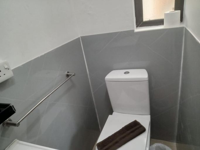 Bathroom 3, Le Binome