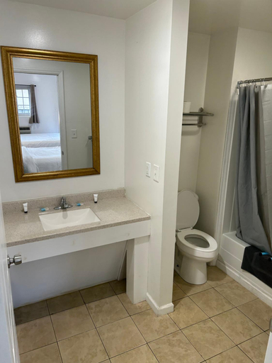 Bathroom 4, Lake View Inn, Warren