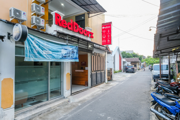 Exterior & Views 2, RedDoorz Syariah near Solo Square Mall, Solo
