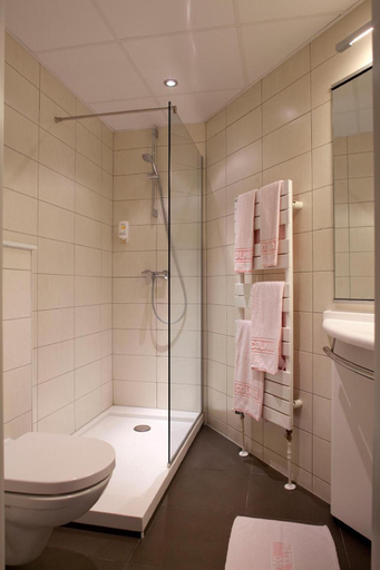 Bathroom 5, Hotel Turenne, Haut-Rhin