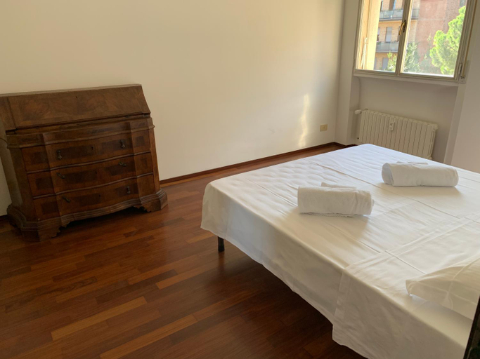 Others 5, whouse luxury universita', Bologna
