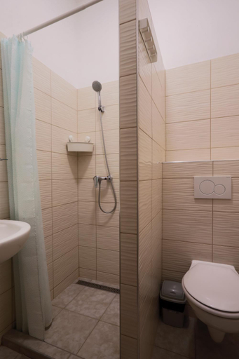 Bathroom 3, East Station DeLuxe, Budapesti