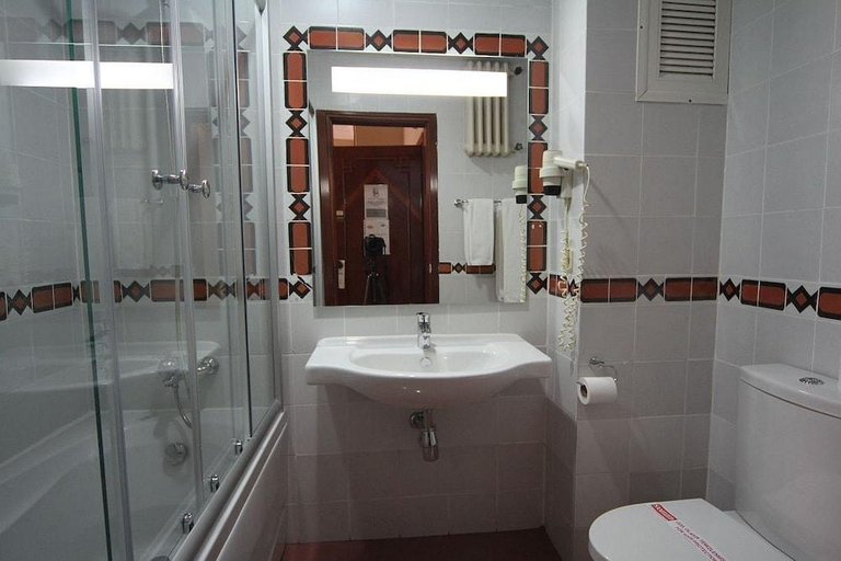 Bathroom 4, Vardar Palace Hotel, Beyoğlu