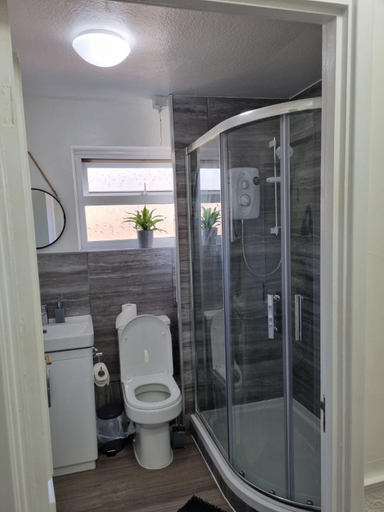 Others 5, Glamorous room with WiFi and Netflix, Leeds