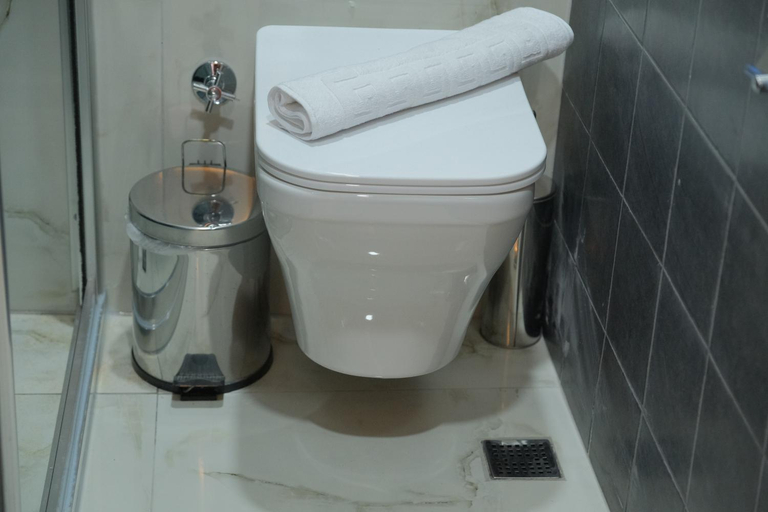 Bathroom 2, adamantides hotel, Beyoğlu