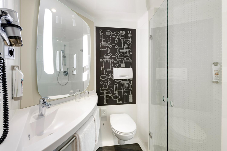 Bathroom 4, Ibis Glasgow City Centre - Sauchiehall St, Glasgow