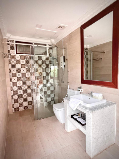 Bathroom 5, Lodge Moni Essara Kampot, Kampot
