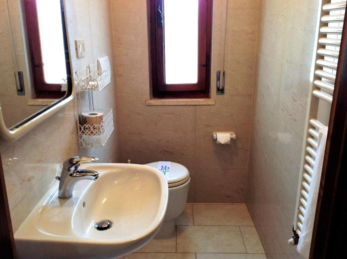 Bathroom 4, La Coccinella, Livorno