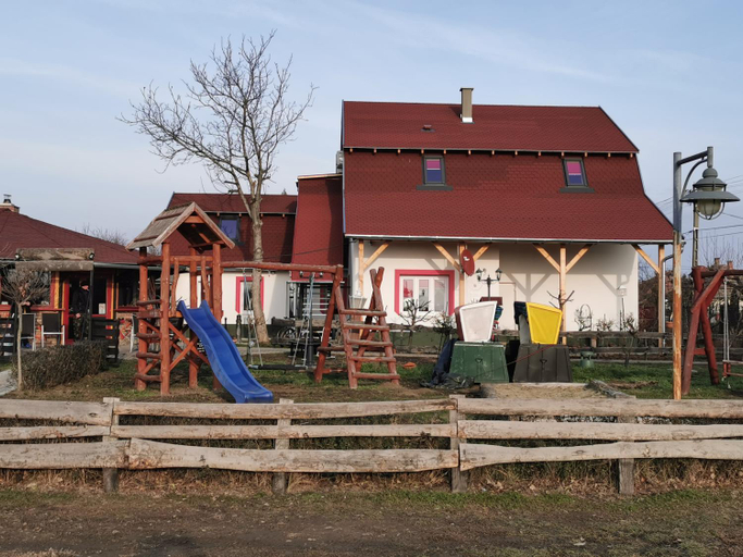 Others 3, Keresz Panzio, Hódmezővásárhely