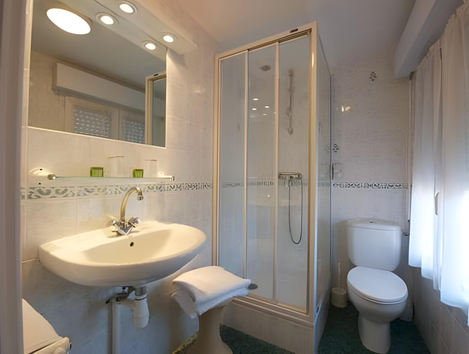 Bathroom 3, Logis Chez Germaine, Pyrénées-Atlantiques
