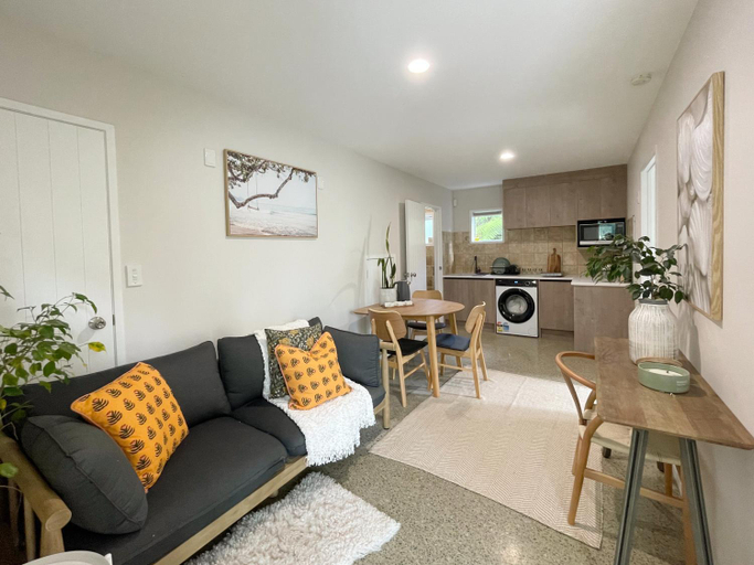 Others 2, Garden holiday home, Waitakere