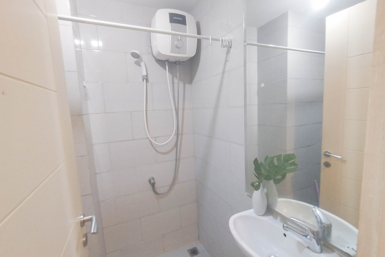 Bathroom 5, Spacious Studio at Anderson Supermall Mansion Apartment By Travelio, Surabaya