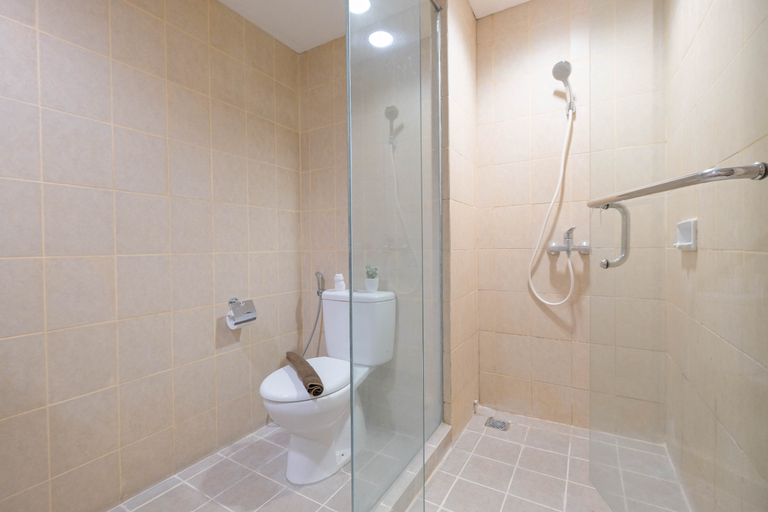Bathroom 5, Cozy and Spacious 1BR Apartment at Marina Ancol By Travelio, Jakarta Utara