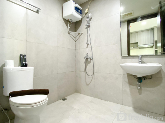 Bathroom 5, Homey and Warm Studio Pollux Chadstone Apartment By Travelio, Cikarang