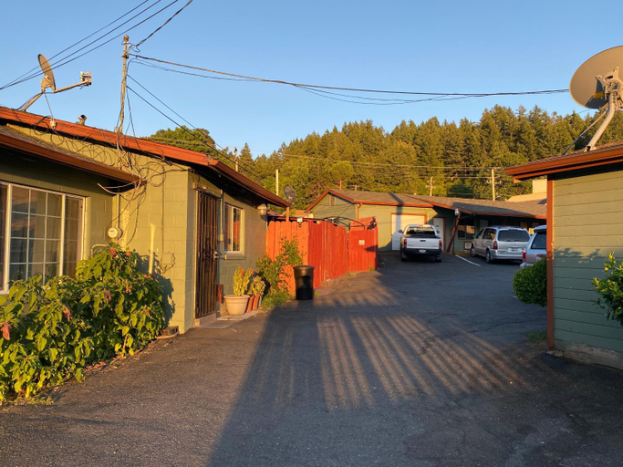 Others 2, Johnston's Motel, Humboldt