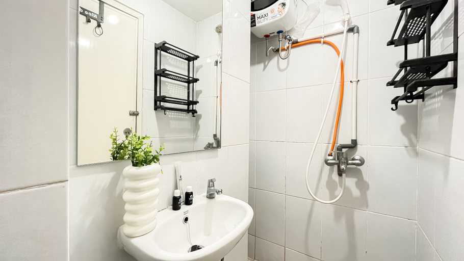 Bathroom 5, Modern Basic Studio at Tokyo Riverside PIK 2 Apartment By Travelio, Tangerang