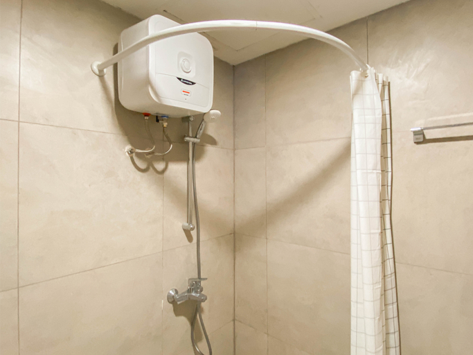Bathroom 5, Japanese Style Studio at Pollux Chadstone Apartment By Travelio, Cikarang