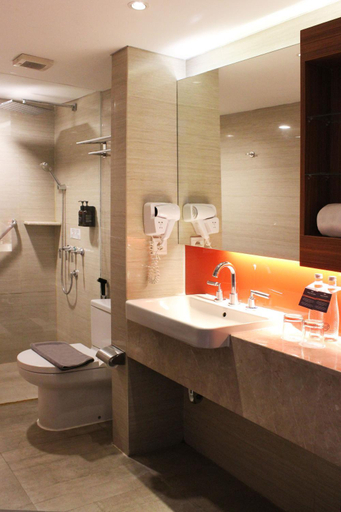 Bathroom 5, Hotel Santika Premiere Semarang, Semarang