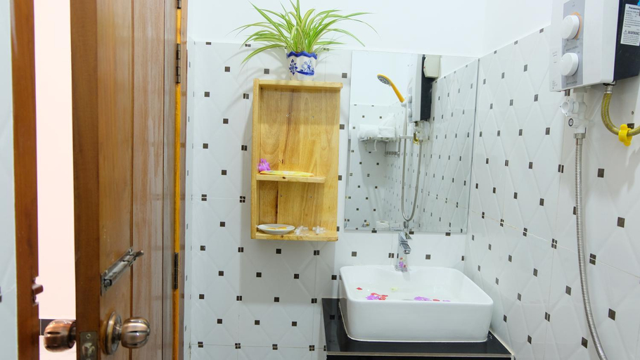 Bathroom 2, Kampot Coco Guest House, Kampot
