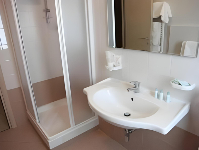 Bathroom 4, Hotel San Luca, Cosenza