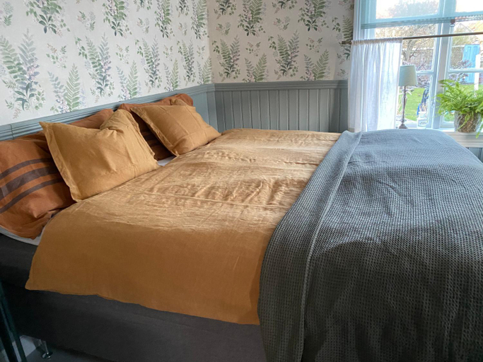 Bedroom 2, B&B Bland ormbunkar och rosor, Falkenberg