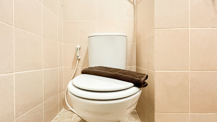 Bathroom 5, Minimalist 2BR Apartment Podomoro Golf View By Travelio, Bogor
