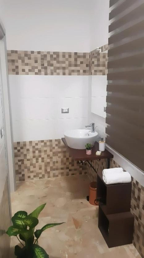 Bathroom 2, Notti Rosa B&B, Potenza