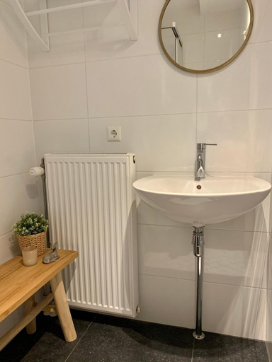 Bathroom 3, So Rosie, Zevenaar