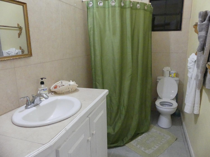Bathroom 2, Southern Haven Guesthouse