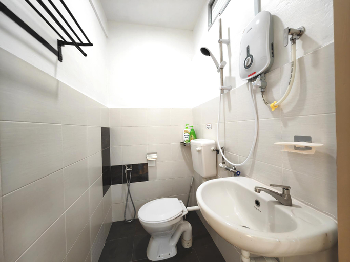 Bathroom 3, Karaoke & Snooker 3BR 14~18pax 4min WALK to Jonker, Malacca City